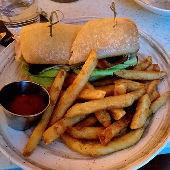 The Beach Bar - Moana Surfrider Burger* - Bars Near Me - Honolulu, Hawaii
