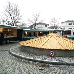 Gautinger Wochenmarkt - Von links: Käse Ober (der steht schon 20 Jahre hier), ein Gemüsestand (statt dem Olivenstand) und "Die Fischmänner"