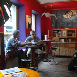 Stil-Bruch - Zeitung lesen und lecker Suppe essen...