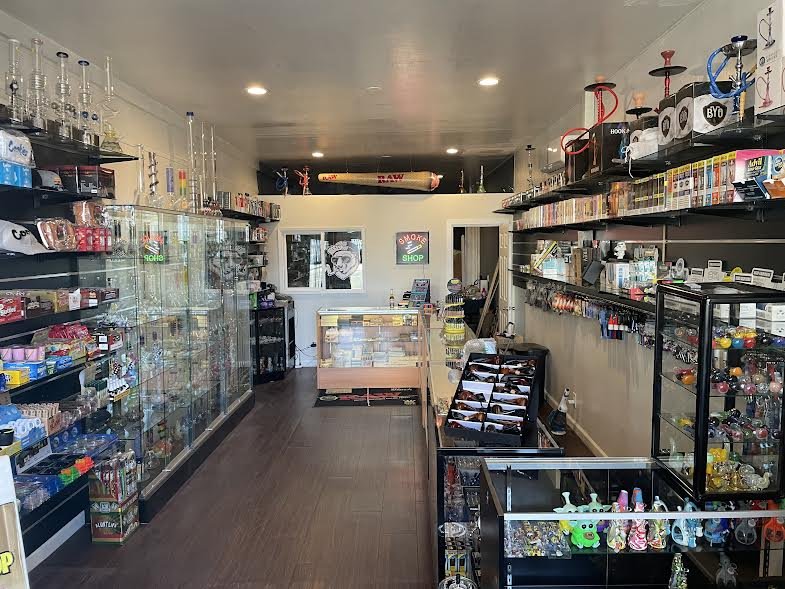SMOKEY’S SMOKE AND KEY SHOP Updated October 2024 10418 National