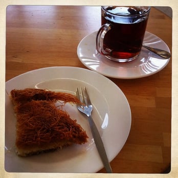 Oriental Sweets - Kanafe mit Kardamom-Tee. - Bakeries Near Me - Hamburg, HH