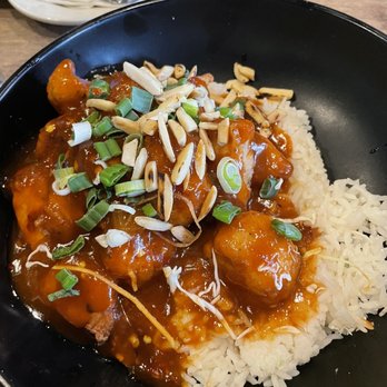 Noodle Wave - Almond Sriracha Chicken - Thai Near Me - Richardson, Texas