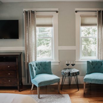 Squam Lake Inn - White Oak Deluxe Sitting Area - Bed & Breakfast Near Me - Holderness, New Hampshire Squam Lake Inn - White Oak Deluxe Sitting Area - Bed & Breakfast Near Me - Holderness, New Hampshire