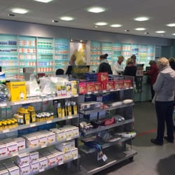 Apotheke - Links der Tresen im medizinischen Bereich.