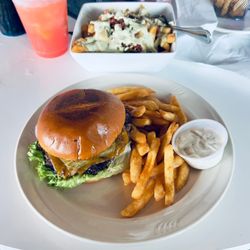 Parrots Nest Bar & Grill - Great burger and fries!