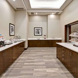 Hampton Inn & Suites by Hilton Grande Prairie - Breakfast Area