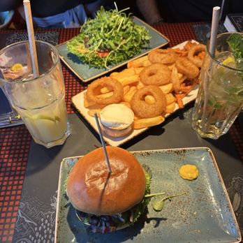 Peter Pane - Mango Tango Burger and Fry Plate - Burgers Near Me - Berlin, BE Peter Pane - Mango Tango Burger and Fry Plate - Burgers Near Me - Berlin, BE