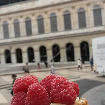 Eric Kayser - Tarte aux framboises sur l'escalier en face de l'opéra... un vrai délice! - Bakeries Near Me - Lyon, 69 Eric Kayser - Tarte aux framboises sur l'escalier en face de l'opéra... un vrai délice! - Bakeries Near Me - Lyon, 69