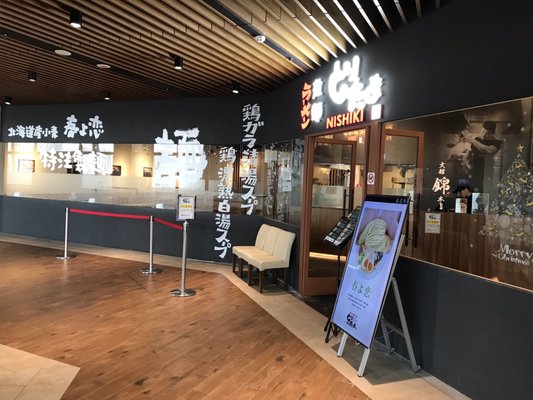 Gloria Outlets by null