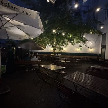 Strasser-Bräu - Cute private patio courtyard outside where you can eat and enjoy the music. - Bars Near Me - Vienna, 9 Strasser-Bräu - Cute private patio courtyard outside where you can eat and enjoy the music. - Bars Near Me - Vienna, 9