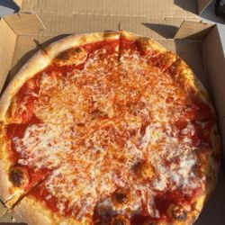Cindy's Pizza & Subs - Average pizza. God tasting with a slight sweet sauce.