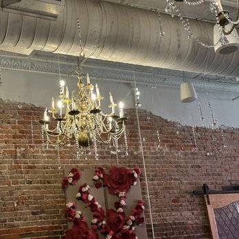 Waters Edge Winery Broken Arrow - Pretty chandeliers and flowers . - Wine Tasting Room Near Me - Broken Arrow, Oklahoma Waters Edge Winery Broken Arrow - Pretty chandeliers and flowers . - Wine Tasting Room Near Me - Broken Arrow, Oklahoma
