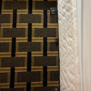 Baymont by Wyndham Paducah - The metal frame that cut my leg. - Hotels Near Me - Paducah, Kentucky