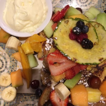 Le Déjeuner Cosmopolitain - French toast with a mountain of fruits and English cream, delicious - Breakfast & Brunch Near Me - Laval, Quebec