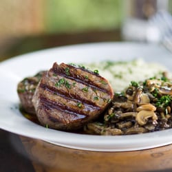 Deli Deli - Medalhão de Filet Mignon, Mix de Cogumelos e Purê de Batata
