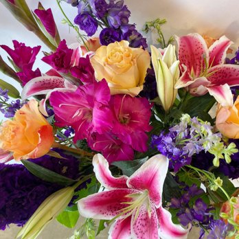 Luna Vinca - Lilies, gladiolas, roses, and so much more! - Florists Near Me - Minneapolis, Minnesota Luna Vinca - Lilies, gladiolas, roses, and so much more! - Florists Near Me - Minneapolis, Minnesota