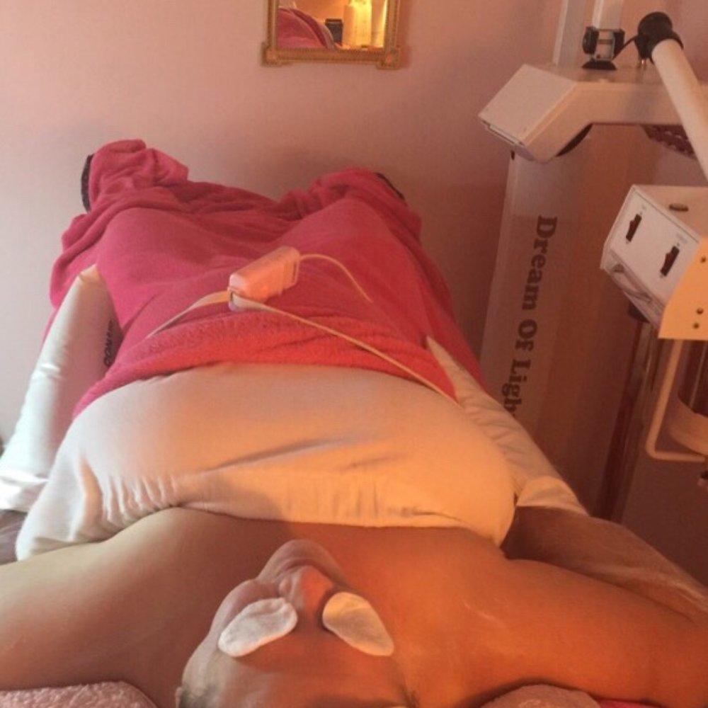 Asked the facialist, Gloria to take a pic during my deep cleaning collagen facial. Notice the arm and feet treatment! Fantastic! Asked the facialist, Gloria to take a pic during my deep cleaning collagen facial. Notice the arm and feet treatment! Fantastic!