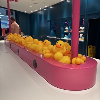 The Club ATL - Ducks are not complimentary. Jaja enjoy the pop of color they provide. - Airport Lounges Near Me - Atlanta, Georgia The Club ATL - Ducks are not complimentary. Jaja enjoy the pop of color they provide. - Airport Lounges Near Me - Atlanta, Georgia