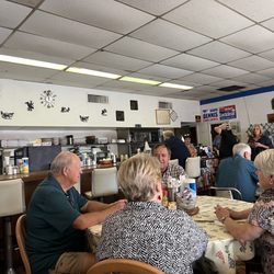 Howard's Restaurant - Dining room.