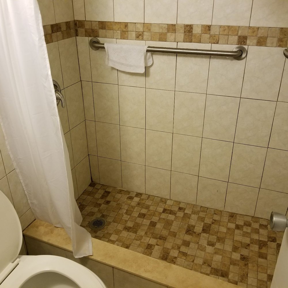 Budget Inn Punta Gorda - Shower-not tub - Hotels Near Me - Punta Gorda, Florida