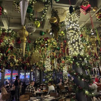 The Train Shed - Inside decor - Bars Near Me - St Louis, Missouri