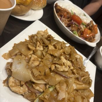 Les Châteaux Restaurant - Tomato pork chop with rice (top), friend chicken noodle (bottom). - Chinese Near Me - Markham, Ontario