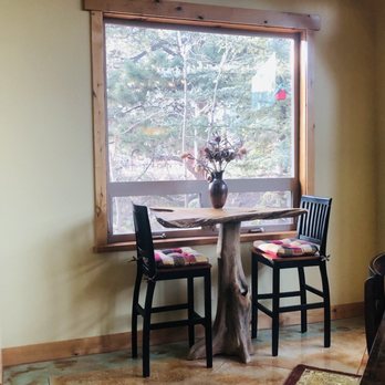 Rampart Range Resort - Cute little table in the dining area . The detail is amazing - Bed & Breakfast Near Me - Woodland Park, Colorado