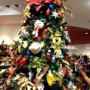 Christmas in Niagara Falls - Flowers and Leaves decorated Xmas Tree - Holiday Decorations Near Me - Niagara Falls, Ontario Christmas in Niagara Falls - Flowers and Leaves decorated Xmas Tree - Holiday Decorations Near Me - Niagara Falls, Ontario