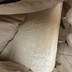 Buffalo Creek Vacations - Massage table is in terrible shape