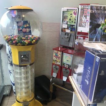 China Garden - Front entry way is jammed with trash and vending machines. - Chinese Near Me - Merriam, Kansas China Garden - Front entry way is jammed with trash and vending machines. - Chinese Near Me - Merriam, Kansas