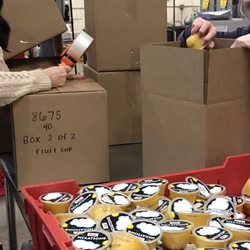 Packing fruit cups