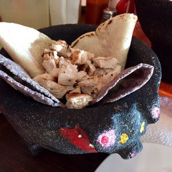 La Molcajetería - Cochito de pollo con quesadillas al comal de maíz blanco y azul. - Tacos Near Me - Culiacán Rosales, SIN La Molcajetería - Cochito de pollo con quesadillas al comal de maíz blanco y azul. - Tacos Near Me - Culiacán Rosales, SIN