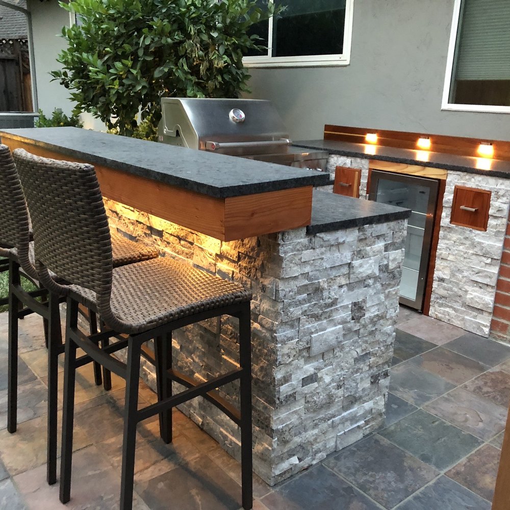 Jones Masonry - outdoor kitchen with bar stools - General Contractors Near Me Jones Masonry - outdoor kitchen with bar stools - General Contractors Near Me