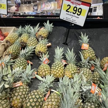 Lowes Foods - pineapples in a grocery store - Grocery Near Me - Wake Forest, North Carolina Lowes Foods - pineapples in a grocery store - Grocery Near Me - Wake Forest, North Carolina