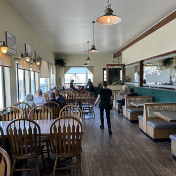 Pier Place - Lots of space inside. Very airy - Seafood Near Me - Point Arena, California