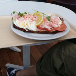 Sky Café - Räksmörgås på rågbröd (shrimp sandwich on rye bread)