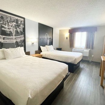 Super 8 by Wyndham St. Clair MO - Guest room - Hotels Near Me - St Clair, Missouri