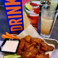Dave & Buster's Manchester - Monkey shoulder punch and wings - hot!