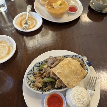 Thai Classic In Paso - Spicy noodles and yellow curry - Thai Near Me - Paso Robles, California