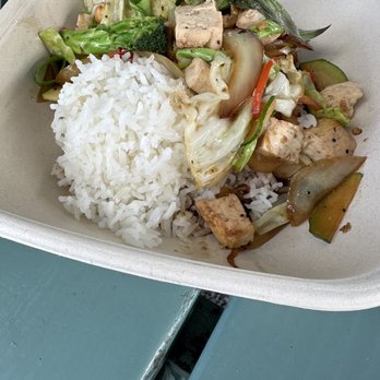 Thai Mee Up - Cashew tofu - Food Trucks Near Me - Kahului, Hawaii