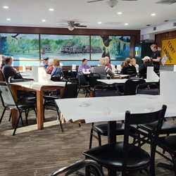 Crazy Cajun Seafood Restaurant - Pleasant interior decor. Noise level in this open space gets noticably louder as the diner count rises.