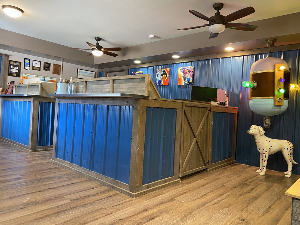 THE MUTT HUTT Updated October 2024 19 Photos & 32 Reviews 2603