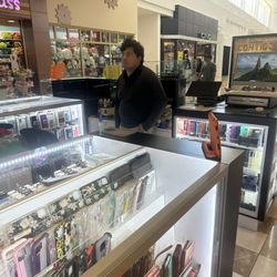 Cellsmart - The establishment CellSmart Chandler mall and the man who was no help.