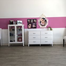 Glam Eyebrow Threading - Waiting area