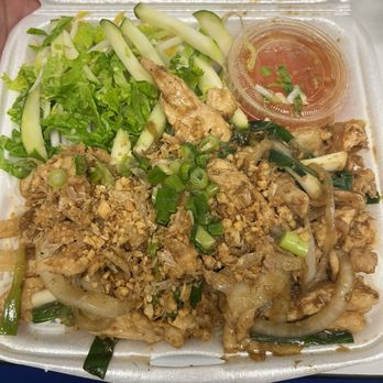 Pho Na - Bun Ga Xao Vermicelli with stir fry chicken with lemongrass and onions. - Vietnamese Near Me - New Braunfels, Texas Pho Na - Bun Ga Xao Vermicelli with stir fry chicken with lemongrass and onions. - Vietnamese Near Me - New Braunfels, Texas