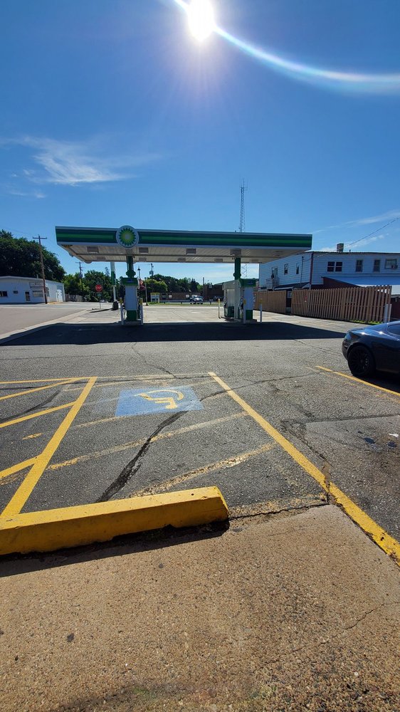 Eggen's Supermarket & Bp Logo
