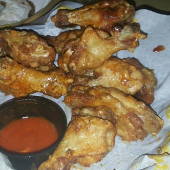 Buffalo Wild Wings - DRY DRY WINGS. .. The paper don't even getting wet.!!!!! - American Near Me - Henderson, Nevada
