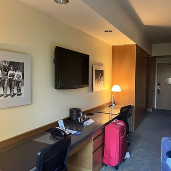 Cedarbrook Lodge - Massive rooms. - Hotels Near Me - SeaTac, Washington