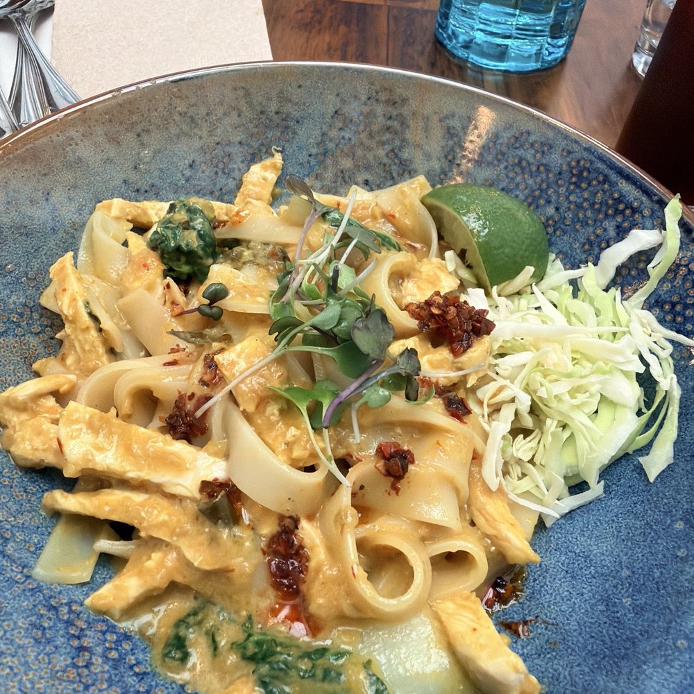 SPICY NOODLES W/ CHICKEN (GF) SPICY NOODLES W/ CHICKEN (GF)