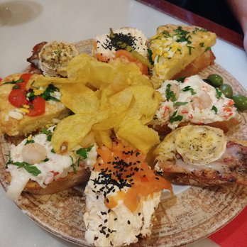 El Diario - Tostas variadas: queso con salmón, cangrejo, tortilla y bacon con queso de cabra - Restaurants Near Me - Madrid, M El Diario - Tostas variadas: queso con salmón, cangrejo, tortilla y bacon con queso de cabra - Restaurants Near Me - Madrid, M